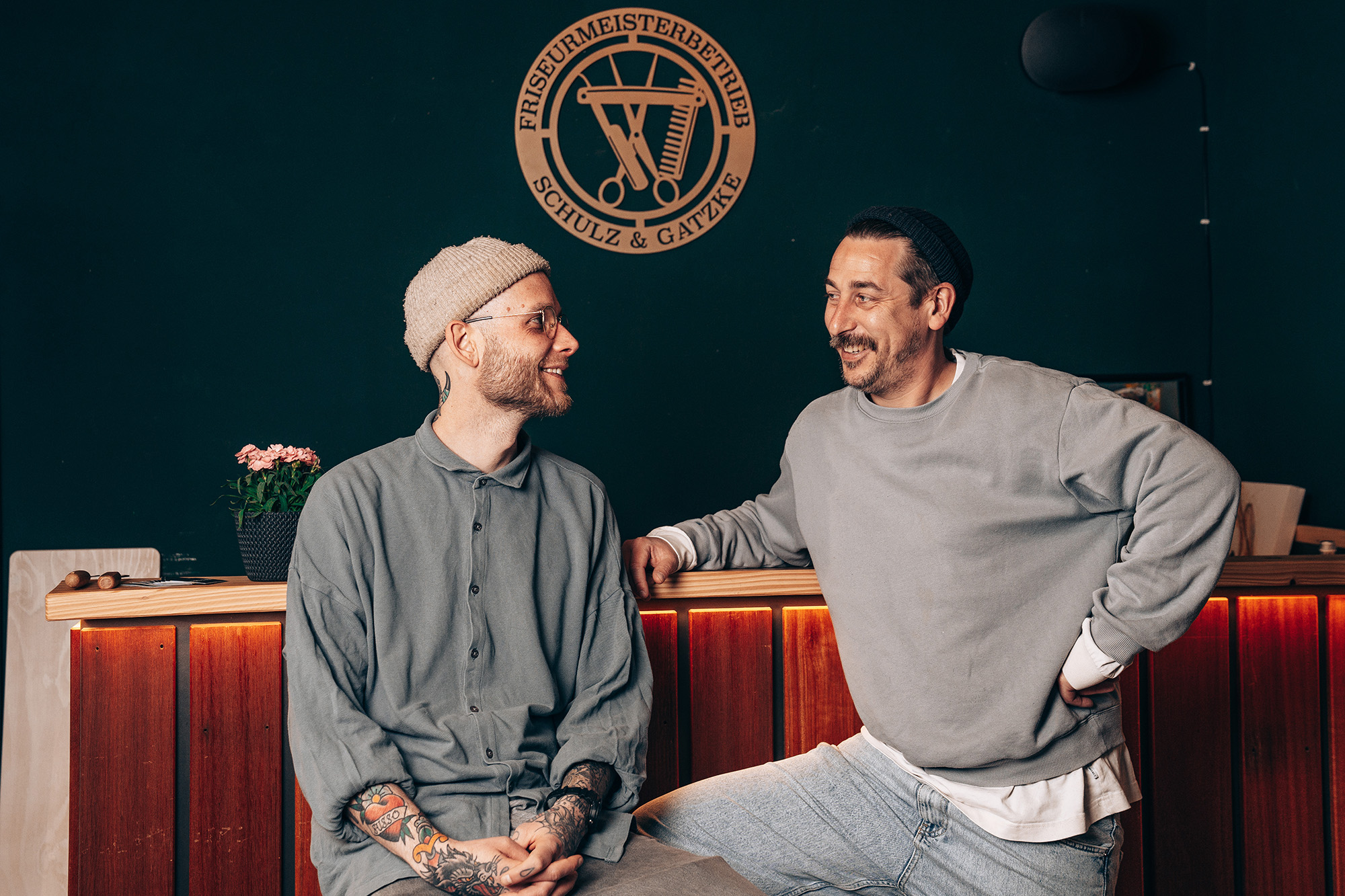 Schulz und Gatzke in ihrem Salon in Bochum-Ehrenfeld